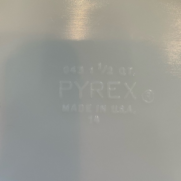 Pyrex Honeysuckle Pattern White and Green Casserole Dish - Picture 9 of 10